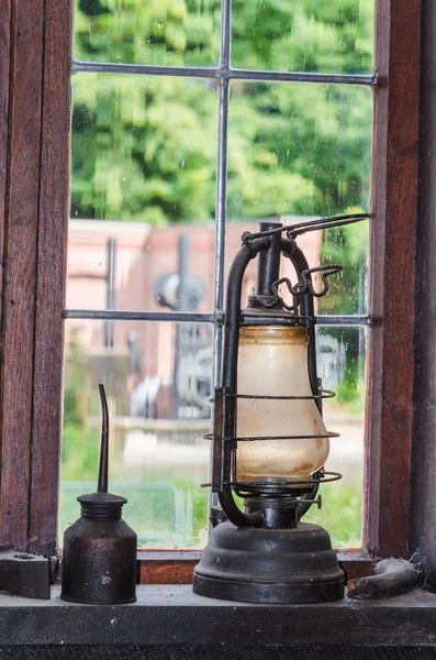 Lámpara de queroseno vieja en un alféizar de ventana — Foto de Stock