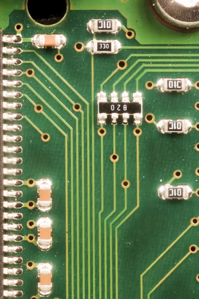 Elektronikus alkatrészek nyomtatott áramköri lapon — Stock Fotó