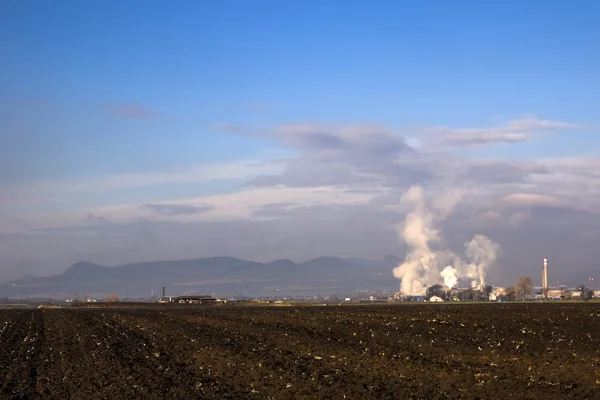 Fabbrica in campagna con fumo — Foto Stock