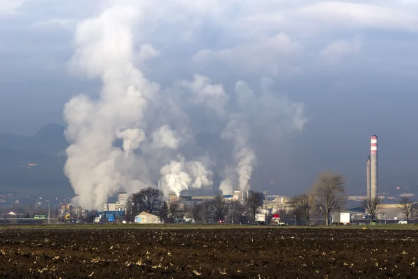 Fabryka na wsi z dymu — Zdjęcie stockowe