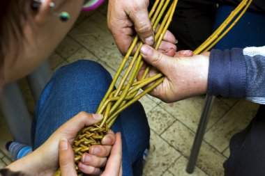 Paskalya yumurtası avı adam örgüleri