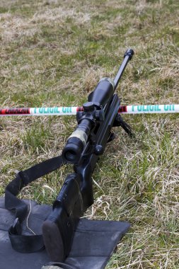 Askeri keskin nişancı bir hedefe hedefliyor