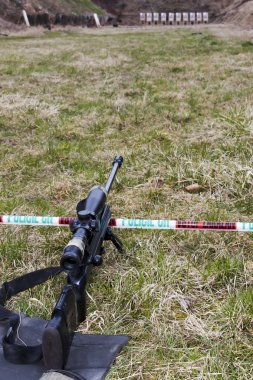 Askeri keskin nişancı bir hedefe hedefliyor