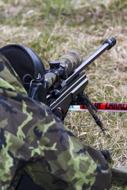 Askeri keskin nişancı bir hedefe hedefliyor