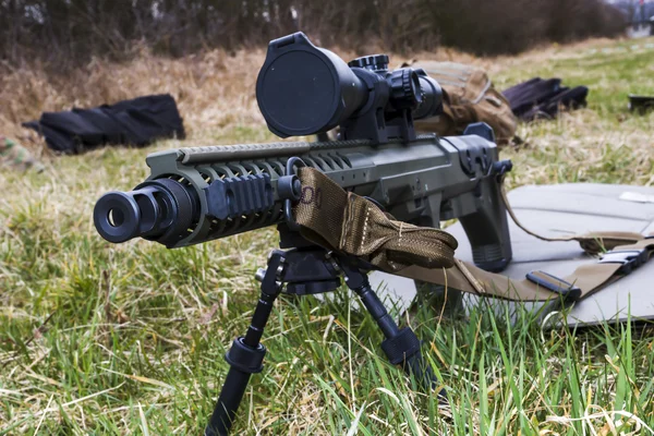 Sniper militaire vise une cible — Photo