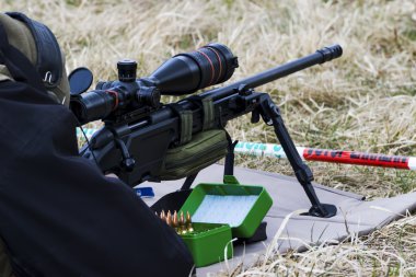 Askeri keskin nişancı bir hedefe hedefliyor