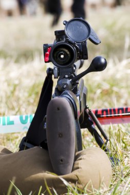 Askeri keskin nişancı bir hedefe hedefliyor