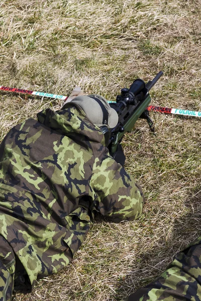 Militaire sniper is gericht op een doel — Stockfoto