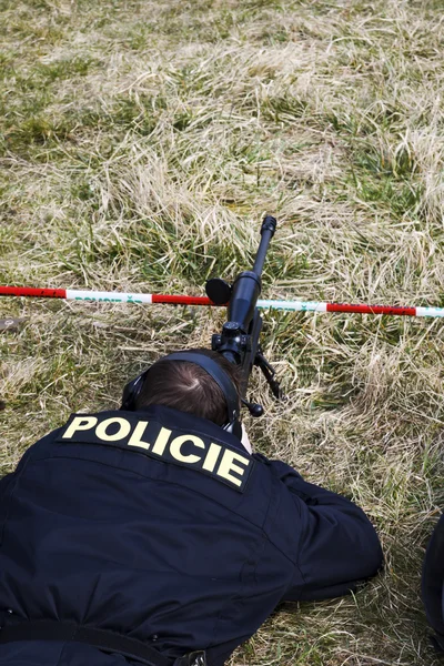 Sniper militar aponta para um alvo — Fotografia de Stock