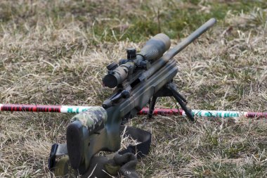 Askeri keskin nişancı bir hedefe hedefliyor