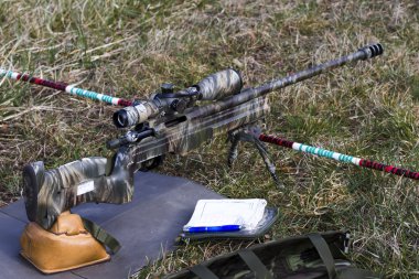 Askeri keskin nişancı bir hedefe hedefliyor