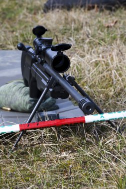 Askeri keskin nişancı bir hedefe hedefliyor