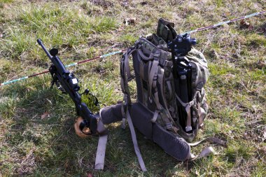 Askeri keskin nişancı bir hedefe hedefliyor