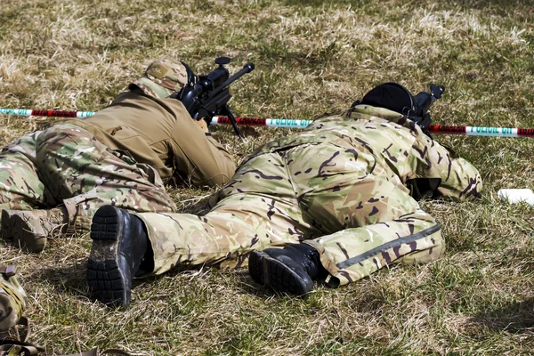 Sniper militaire vise une cible — Photo