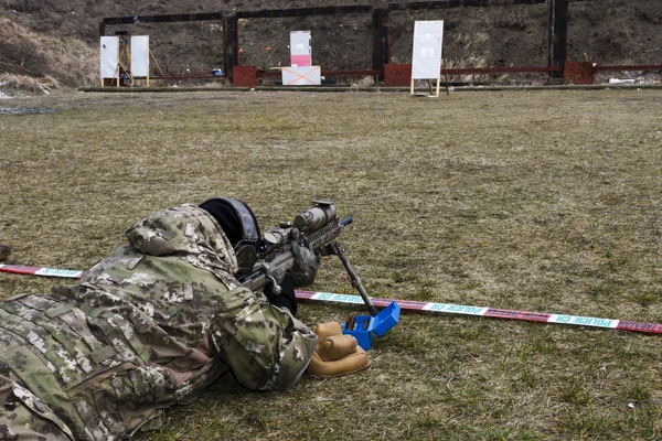 Στρατιωτική sniper αποσκοπεί σε έναν στόχο — Φωτογραφία Αρχείου