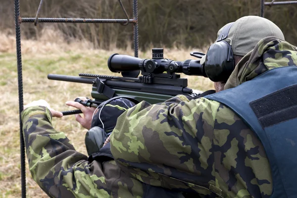 Sniper militar aponta para um alvo — Fotografia de Stock