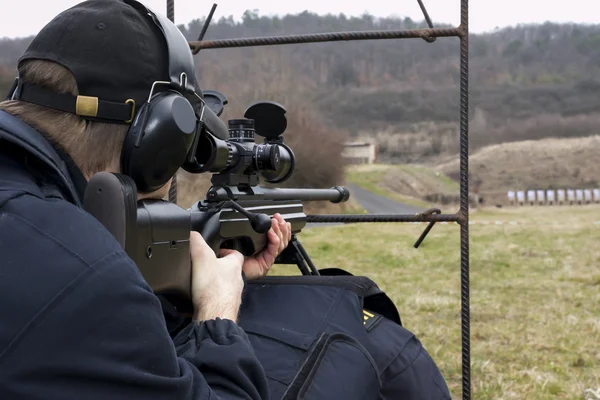 Askeri keskin nişancı bir hedefe hedefliyor