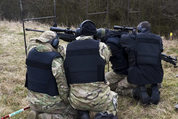 Militär prickskytt syftar på måltavla — Stockfoto