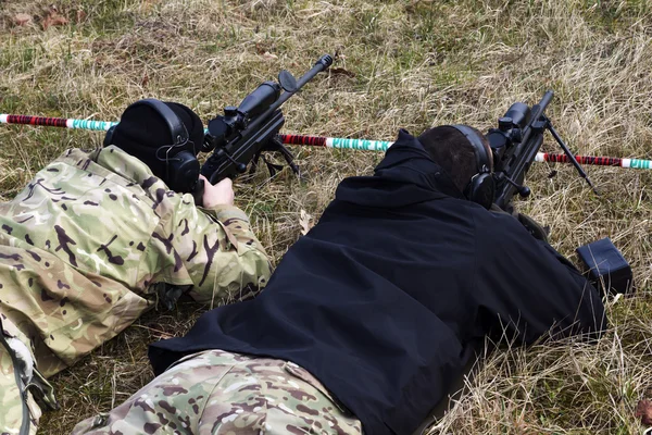 Sniper militar aponta para um alvo — Fotografia de Stock