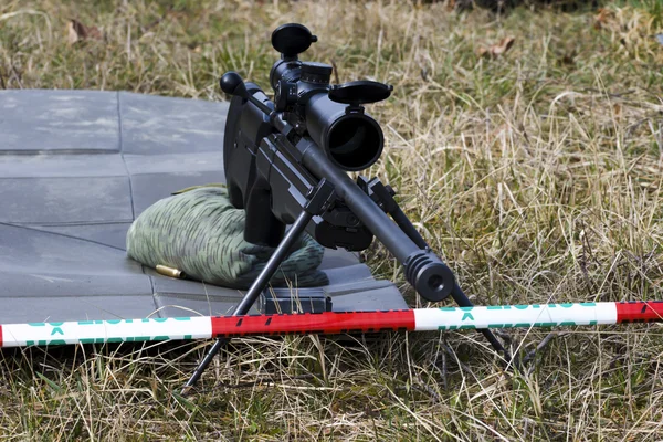 Sniper militar aponta para um alvo — Fotografia de Stock