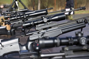 Askeri keskin nişancı bir hedefe hedefliyor