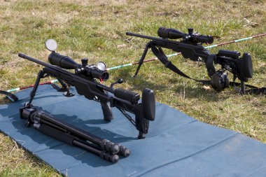 Askeri keskin nişancı bir hedefe hedefliyor