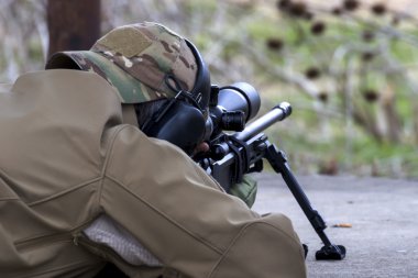 Askeri keskin nişancı bir hedefe hedefliyor