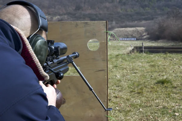 Militär prickskytt syftar på måltavla — Stockfoto