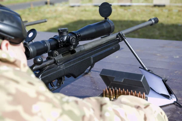 Sniper militar aponta para um alvo — Fotografia de Stock