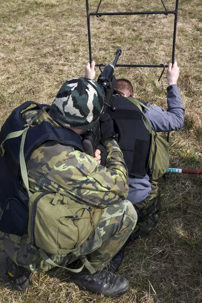 Στρατιωτική sniper αποσκοπεί σε έναν στόχο — Φωτογραφία Αρχείου