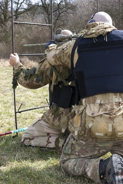 Militaire sniper is gericht op een doel — Stockfoto