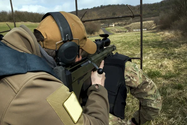 Militaire sniper is gericht op een doel — Stockfoto