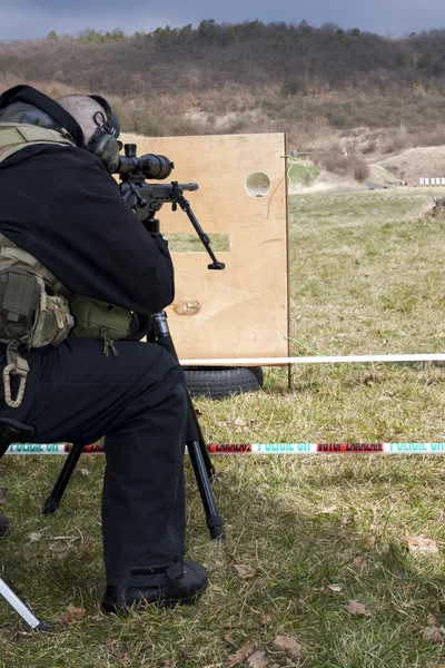 Sniper militar aponta para um alvo — Fotografia de Stock