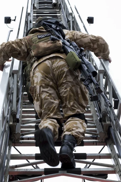 Francotirador militar apunta a un objetivo —  Fotos de Stock