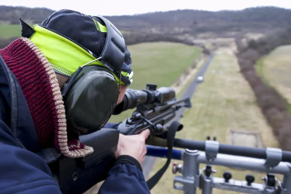 Sniper militar aponta para um alvo — Fotografia de Stock