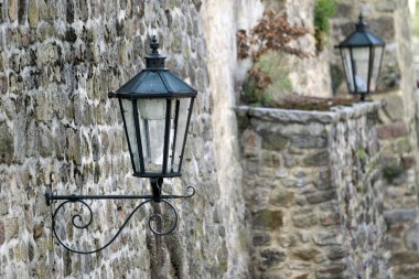Taş duvar tarihsel sokak lambası