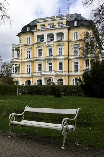 Quiet spa colonnade and park in summer — Stock Photo, Image