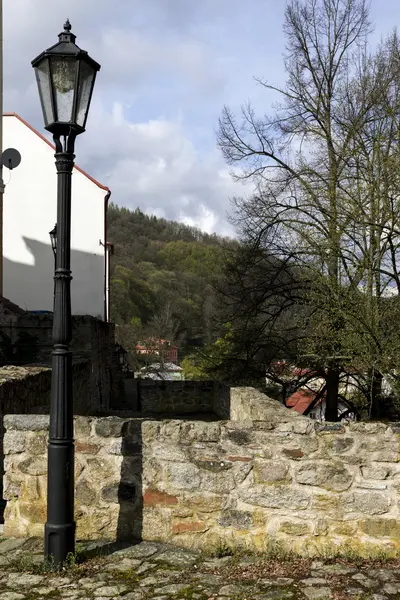 Historyczny ulicy lampy na ściany z kamienia — Zdjęcie stockowe