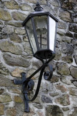 Taş duvar tarihsel sokak lambası