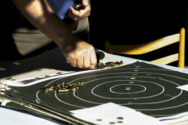 Hombre practicando tiro con un arma —  Fotos de Stock