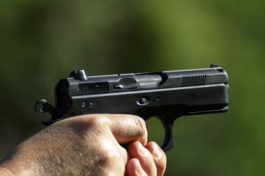 Adam bir silah ile çekim pratik