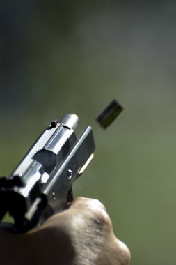 Adam bir silah ile çekim pratik