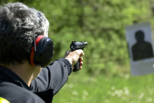 Uomo che si esercita a sparare con una pistola — Foto Stock