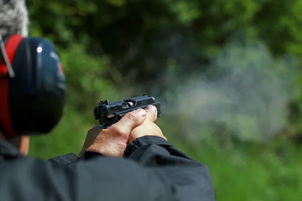 Man practicing shooting with a gun — Stock Photo, Image