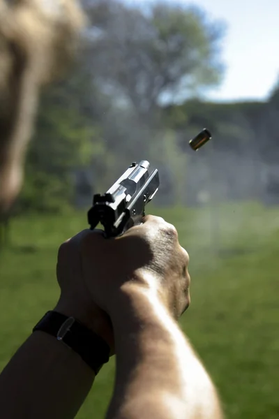 Hombre practicando tiro con un arma —  Fotos de Stock