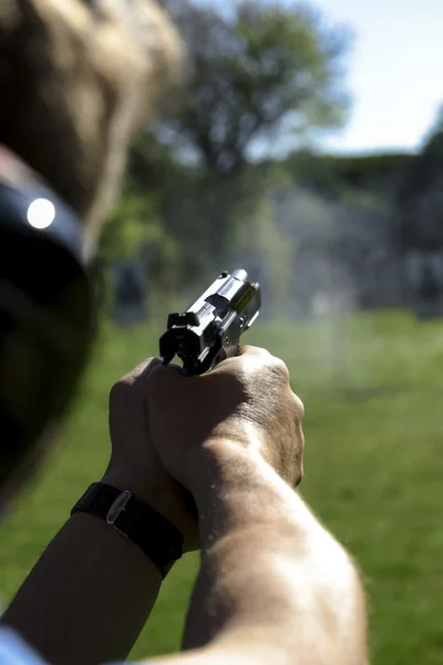 Seorang pria berlatih menembak dengan pistol — Stok Foto