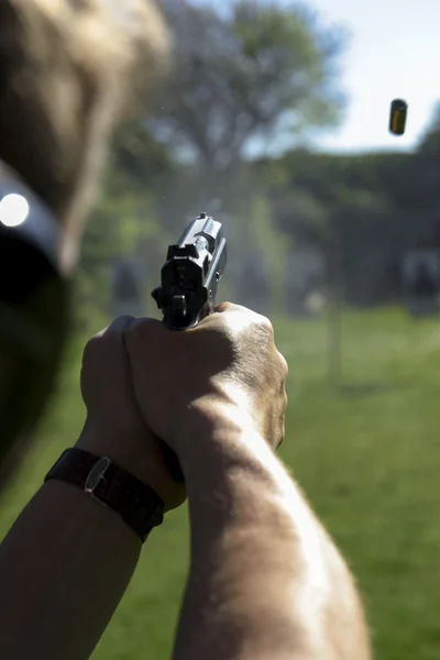 Hombre practicando tiro con un arma —  Fotos de Stock