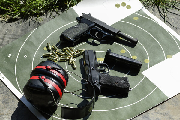 Человек, практикующий стрельбу из пистолета
