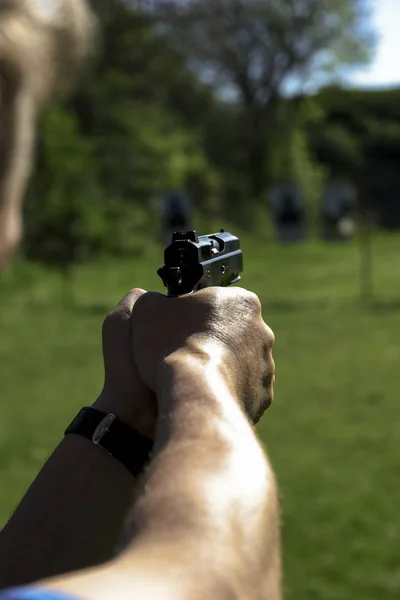 Hombre practicando tiro con un arma —  Fotos de Stock