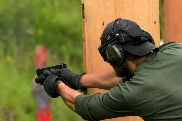 Prática de tiro policial em um campo de tiro — Fotografia de Stock